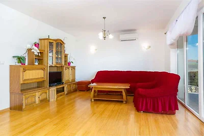 Ferienwohnung mit Pool und Meerausblick