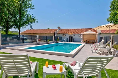 Ferienhaus mit Swimmingpool, Terrasse und