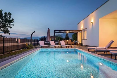 Villa mit Aussenpool und Whirlpool