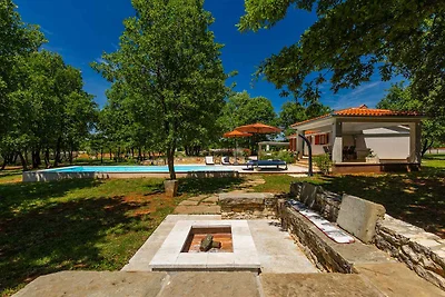 Villa mit Pool und grosszügigem Grundstück