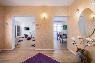 Villa mit Pool und Terrasse