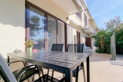 Ferienwohnung mit Terrasse mit Tisch und Stüh