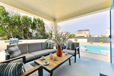 Villa mit Pool und Grill