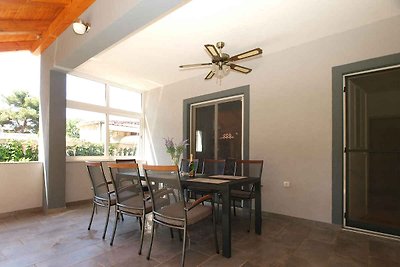 Ferienhaus mit Pool und Klimaanlage