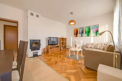 Villa mit Pool und Parkplatz