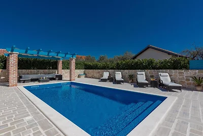 Villa mit Pool, Klima und Grill