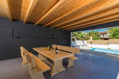 Villa mit Pool und Klimaanlage