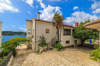 Erholsames Ferienhaus Josip R in Supetarska