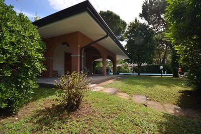 Villa mit Garten und Pool