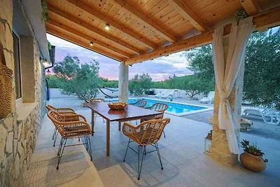 Ferienhaus mit Pool und Grill