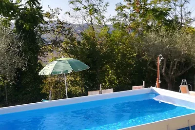 Ferienhaus mit Grill und Pool, teilweise umge