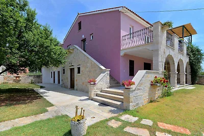 Villa mit Swimmingpool und grossem Garten