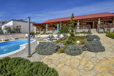 Ferienhaus mit Pool und Grill