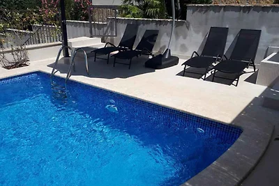 Villa mit Pool und Klimaanlage