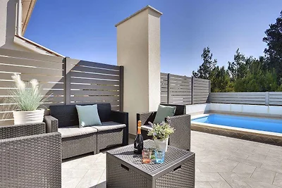 Ferienhaus mit Terrasse und Pool