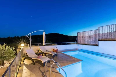 Villa mit Swimmingpool und Meerblick