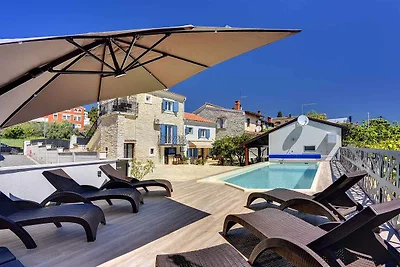 FerienWohnung mit Pool und Sonnenliegen