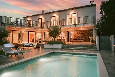 Villa mit Klimaanlage und Aussenpool