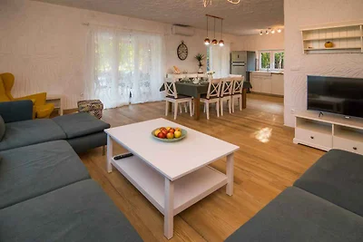 Ferienhaus mit Pool und Billiard