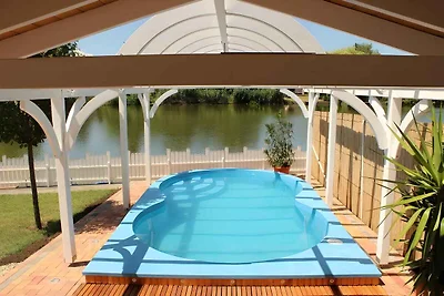 Ferienhaus direkt am Fluss mit Pool