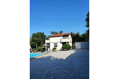 Ferienhaus mit Pool und Garten