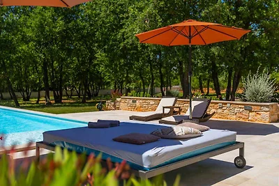 Villa mit Pool und grosszügigem Grundstück