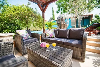 Ferienwohnung mit Swimmingpool und Parkplatz