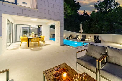 Villa mit Pool und Klimaanlage