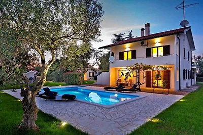 Ferienwohnung mit privatem Pool und Garten