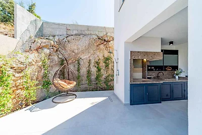 Villa mit Pool und Meerblick