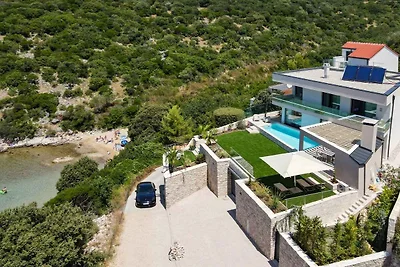 Villa mit Pool und Panoramablick