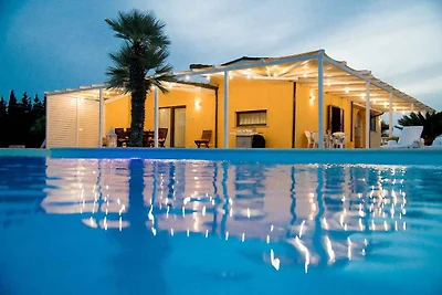 Villa mit Aussenpool und Internet