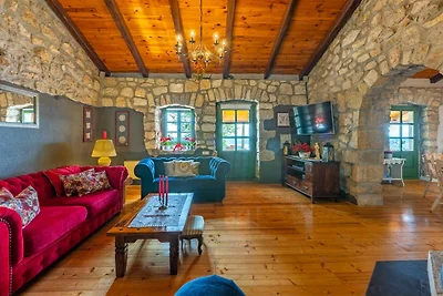 Villa mit Swimmingpool und Sonnenterrasse mit