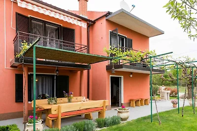 Villa mit Swimmingpool und Grill