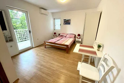 Studio mit Balkon und Klimaanlage