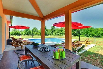 Villa mit Pool und WLAN