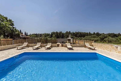 Villa mit Pool und Garten