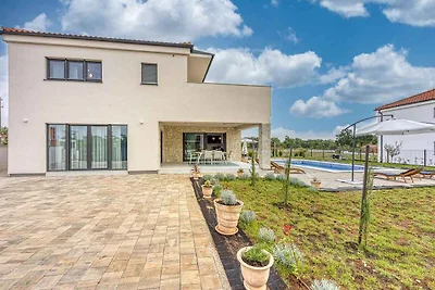 Villa mit Pool und Whirlpool