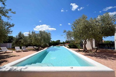 Villa mit Pool in einer authentischen natürli