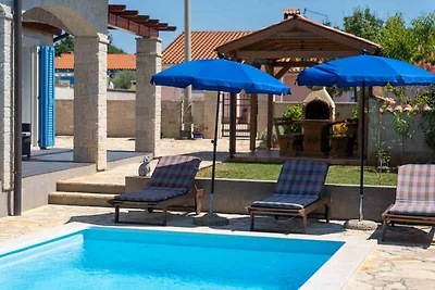 Villa mit Pool und Klimaanlage