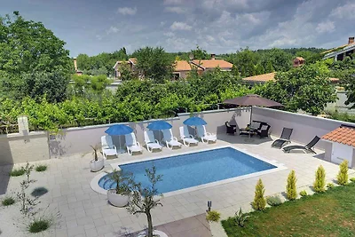 Villa mit Pool und Fitnessraum