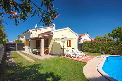 Villa mit Pool in Strandnähe
