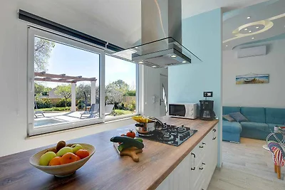 Villa mit Pool, Sonnenterrasse und WLAN
