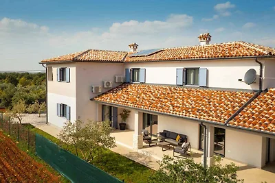 Villa mit Aussenpool und Whirlpool,
