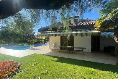 Ferienhaus mit Klimaanlage, Garten und Pool