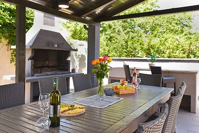 Villa mit Swimmingpool, Kinderspielplatz und