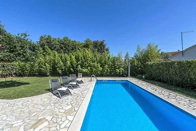 Villa mit Pool und Klimaanlage