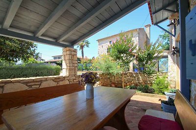 Ferienhaus mit schöner Terrasse mit Tisch und