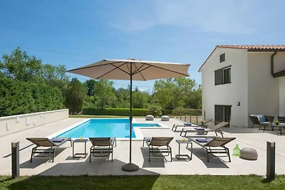 Moderne Villa mit privatem Pool, eingezäuntem