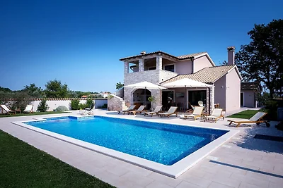 Villa mit Pool, Sauna, privatem Tennis- und